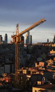 Превью обои здания, строительный кран, город, вечер
