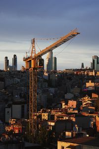 Превью обои здания, строительный кран, город, вечер