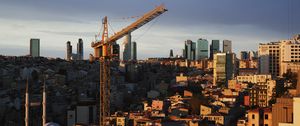 Превью обои здания, строительный кран, город, вечер