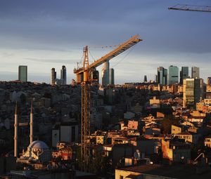 Превью обои здания, строительный кран, город, вечер