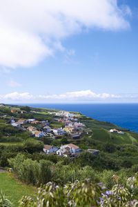 Превью обои здания, трава, холм, море, небо, облака