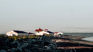 Превью обои здания, трава, заснеженный, небо