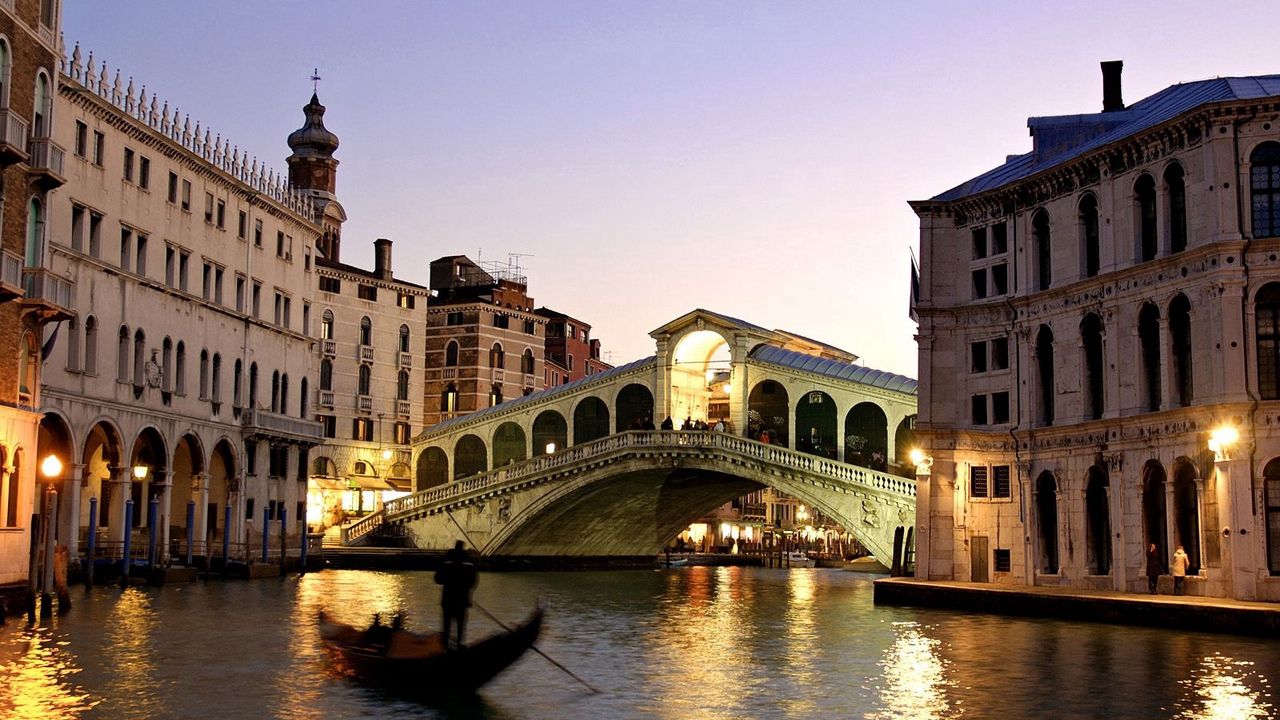 Обои здания, венеция, италия, мост, вечер, лодка, река