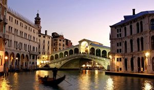 Превью обои здания, венеция, италия, мост, вечер, лодка, река