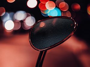 Превью обои зеркало, капли, блики, боке, огни, ночь