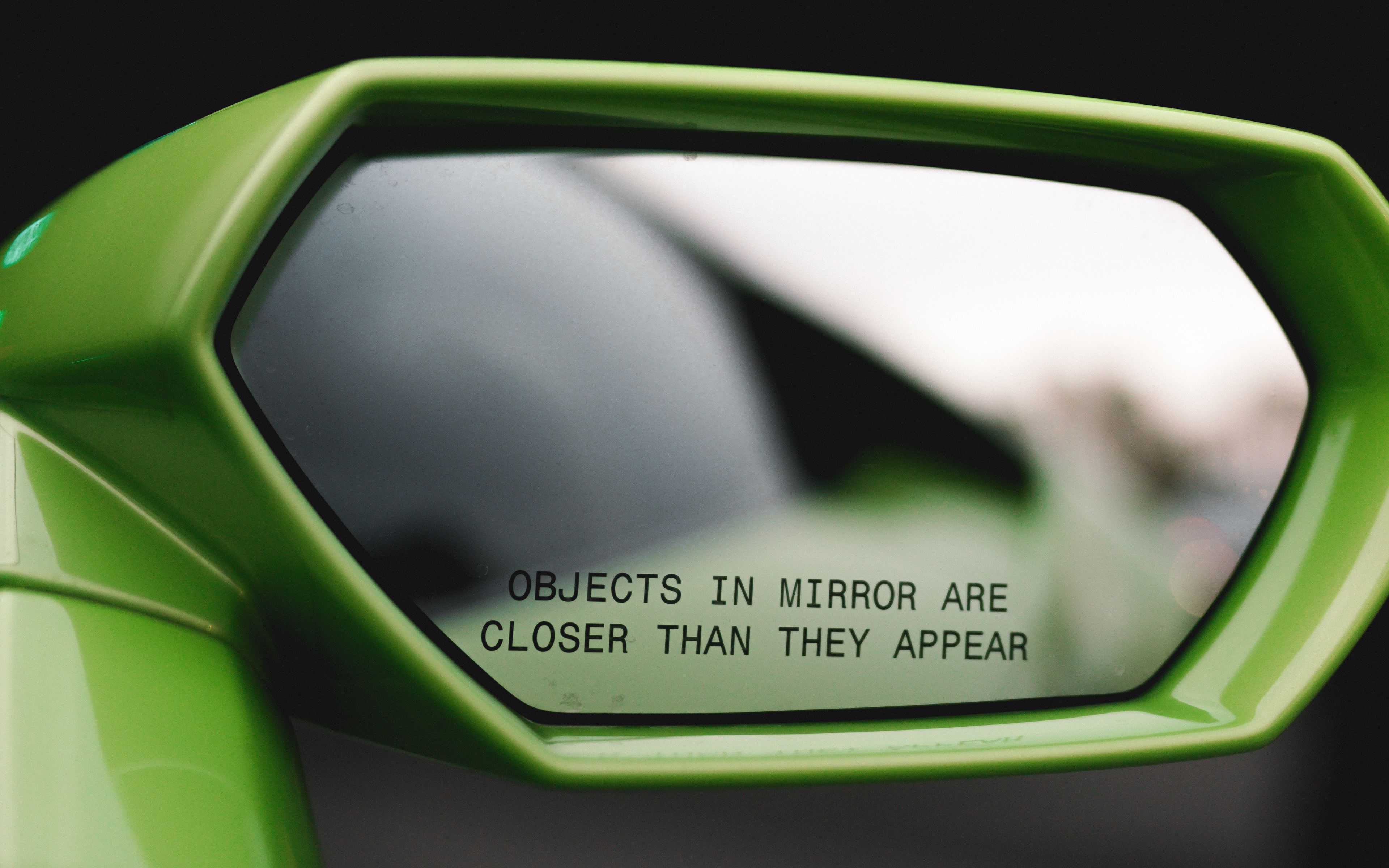 Objects in mirror are closer. Надпись на зеркале автомобиля. Надпись на зеркале заднего вида. Зеркало с надписью автомобильное. Надпись на боковых зеркалах автомобиля.