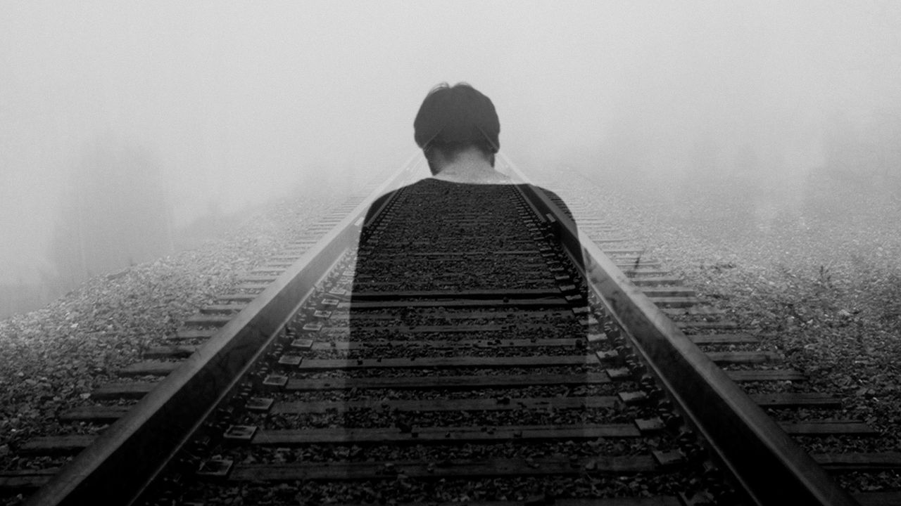Обои железная дорога, одиночество, чб, спина, туман