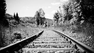 Превью обои железная дорога, рельсы, деревья, трава, чб