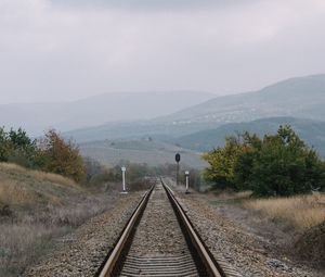 Превью обои железная дорога, рельсы, холмы, туман