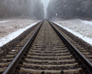 Превью обои железная дорога, рельсы, лес, снег, туман