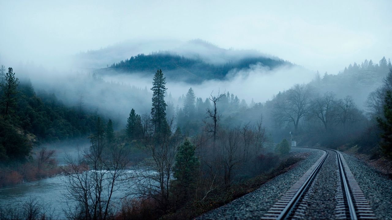 Обои железная дорога, туман, деревья, озеро, горы