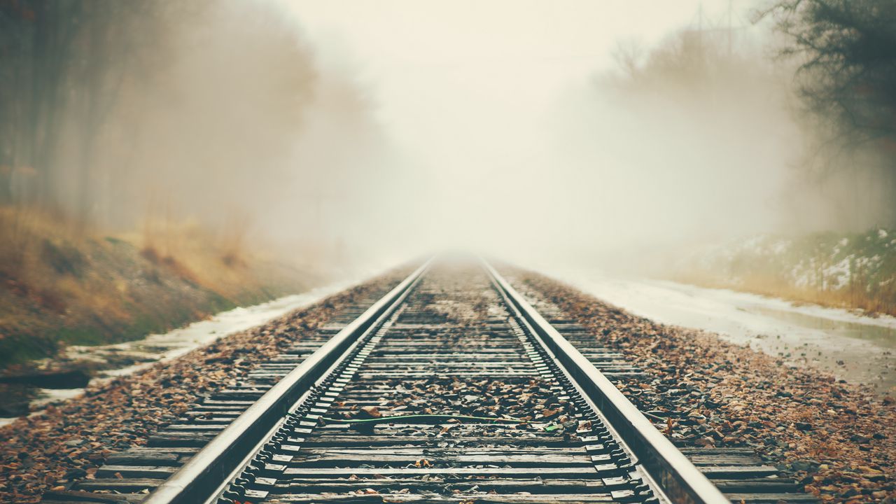 Обои железная дорога, туман, осень, направление