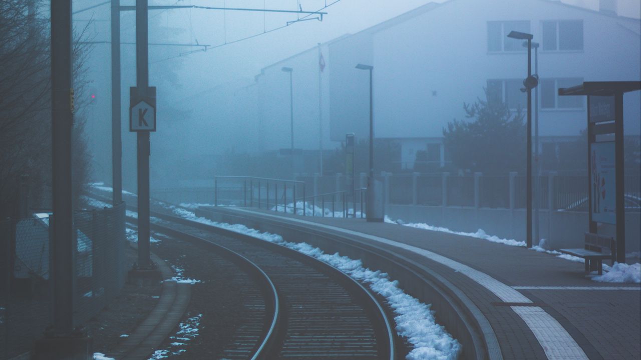 Обои железная дорога, туман, поворот, станция