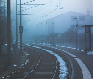 Превью обои железная дорога, туман, поворот, станция