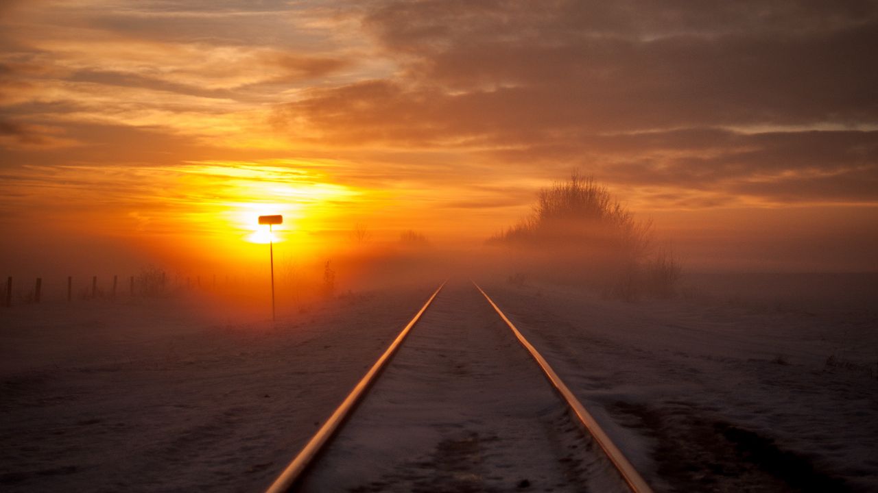 Обои железная дорога, туман, снег, закат, горизонт