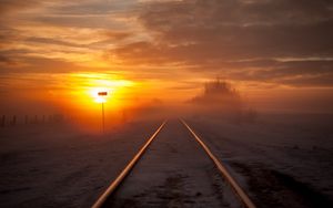 Превью обои железная дорога, туман, снег, закат, горизонт