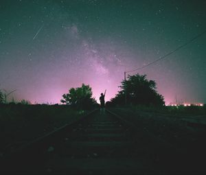 Превью обои железная дорога, звездное небо, человек, ночь