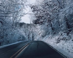 Превью обои зима, дорога, разметка, деревья, снег