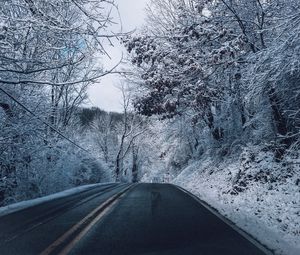 Превью обои зима, дорога, разметка, деревья, снег