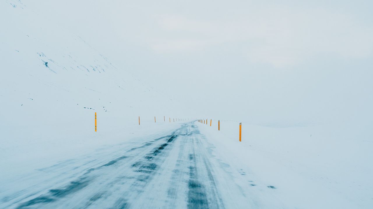 Обои зима, дорога, снег, минимализм, белый