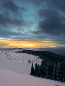 Превью обои зима, горы, лес, снег, закат, небо, облака, заснеженный