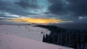 Превью обои зима, горы, лес, снег, закат, небо, облака, заснеженный