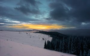 Превью обои зима, горы, лес, снег, закат, небо, облака, заснеженный