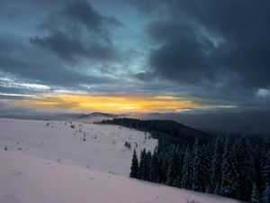 Превью обои зима, горы, лес, снег, закат, небо, облака, заснеженный