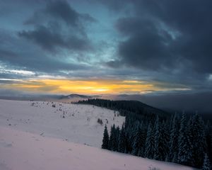 Превью обои зима, горы, лес, снег, закат, небо, облака, заснеженный