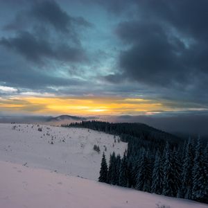 Превью обои зима, горы, лес, снег, закат, небо, облака, заснеженный