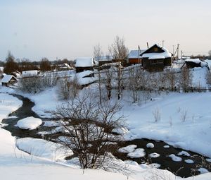 Превью обои зима, снег, дом, речка, кусты, спокойствие