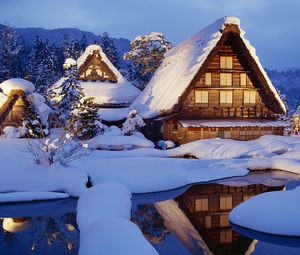 Превью обои зима, снег, домики, озеро, свет, отражение, япония