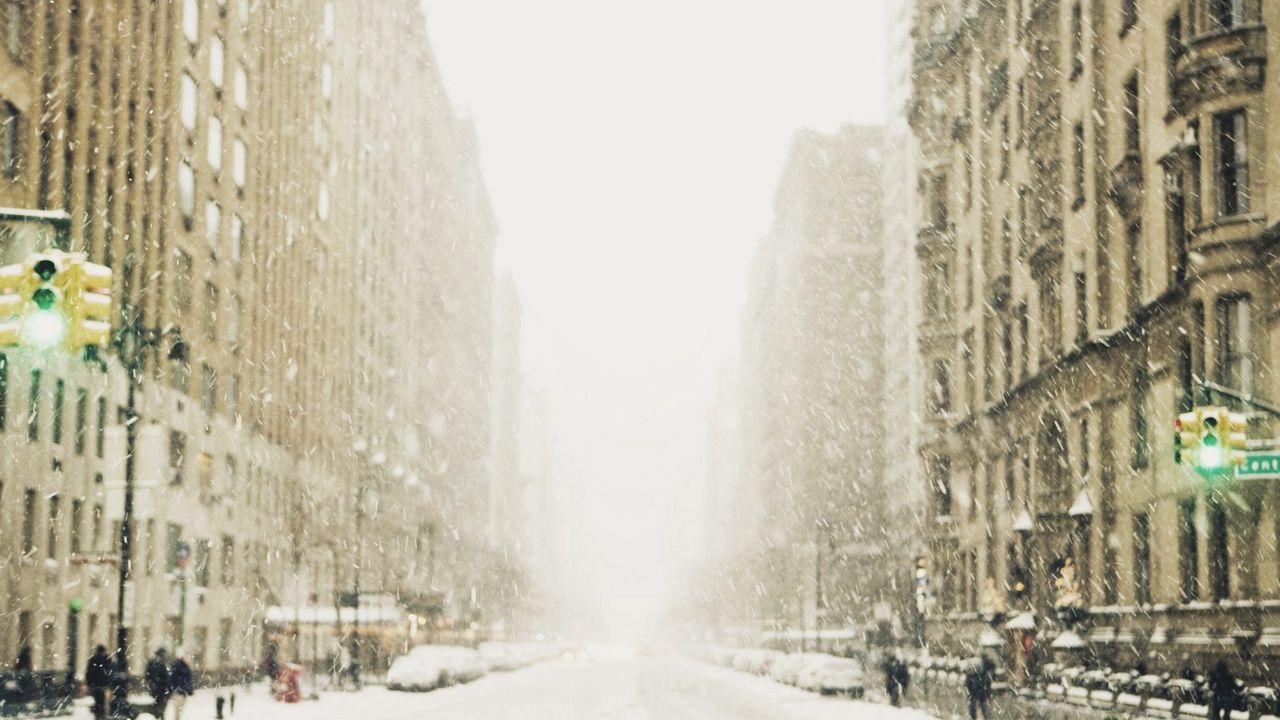 Обои зима, снег, город, улица, мегаполис, светофор