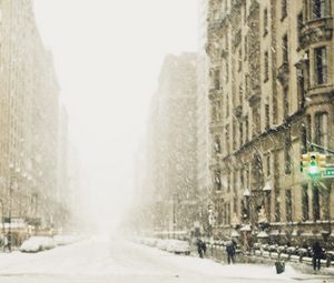 Превью обои зима, снег, город, улица, мегаполис, светофор