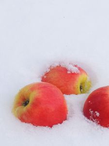 Превью обои зима, снег, яблоки, мороз, новый год