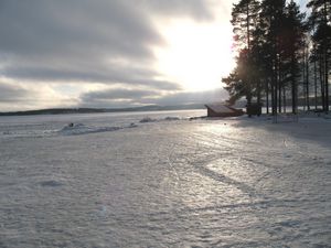 Превью обои зима, снег, поле, блеск, покров, наст, пасмурно