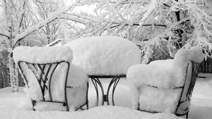 Превью обои зима, снег, стулья, стол, покров, одеяние