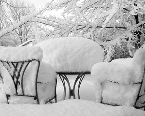 Превью обои зима, снег, стулья, стол, покров, одеяние