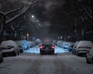 Превью обои зима, улица, автомобиль, движение, ночь, ветки, деревья