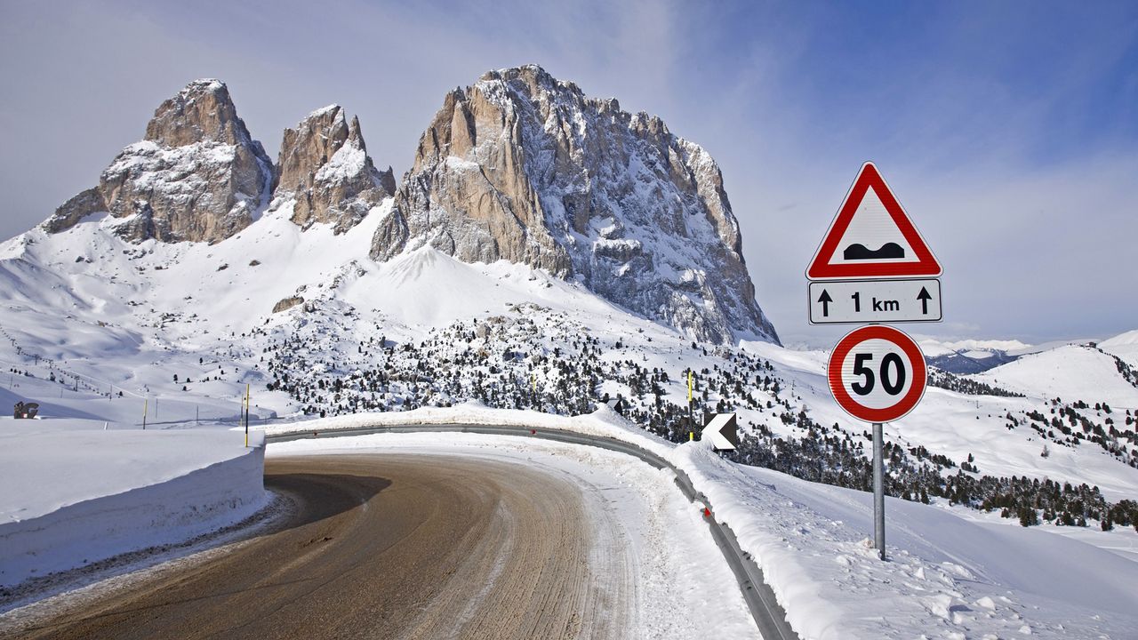 Обои знак, дорога, ограничение, горы, снег, зима, поворот, 50