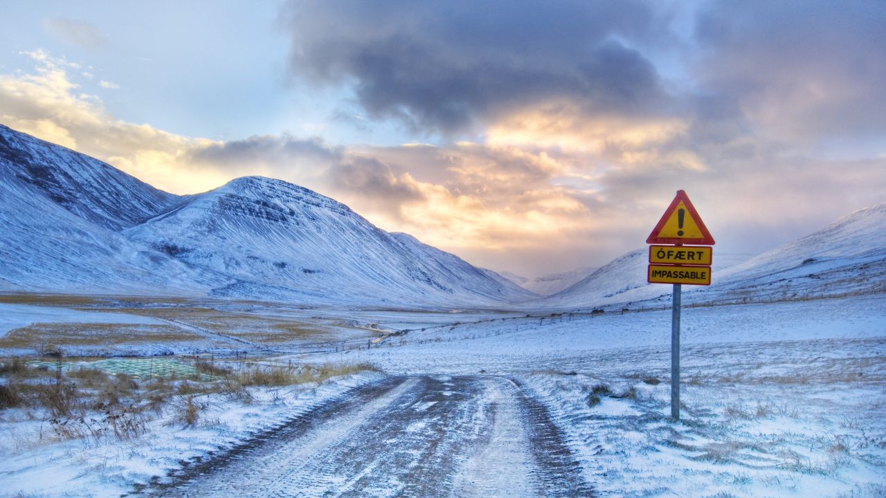 Обои знак, предупреждение, горы, дорога, снег, протекторы, небо, облака