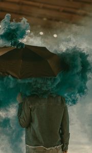 Превью обои зонт, дым, цветной дым, человек