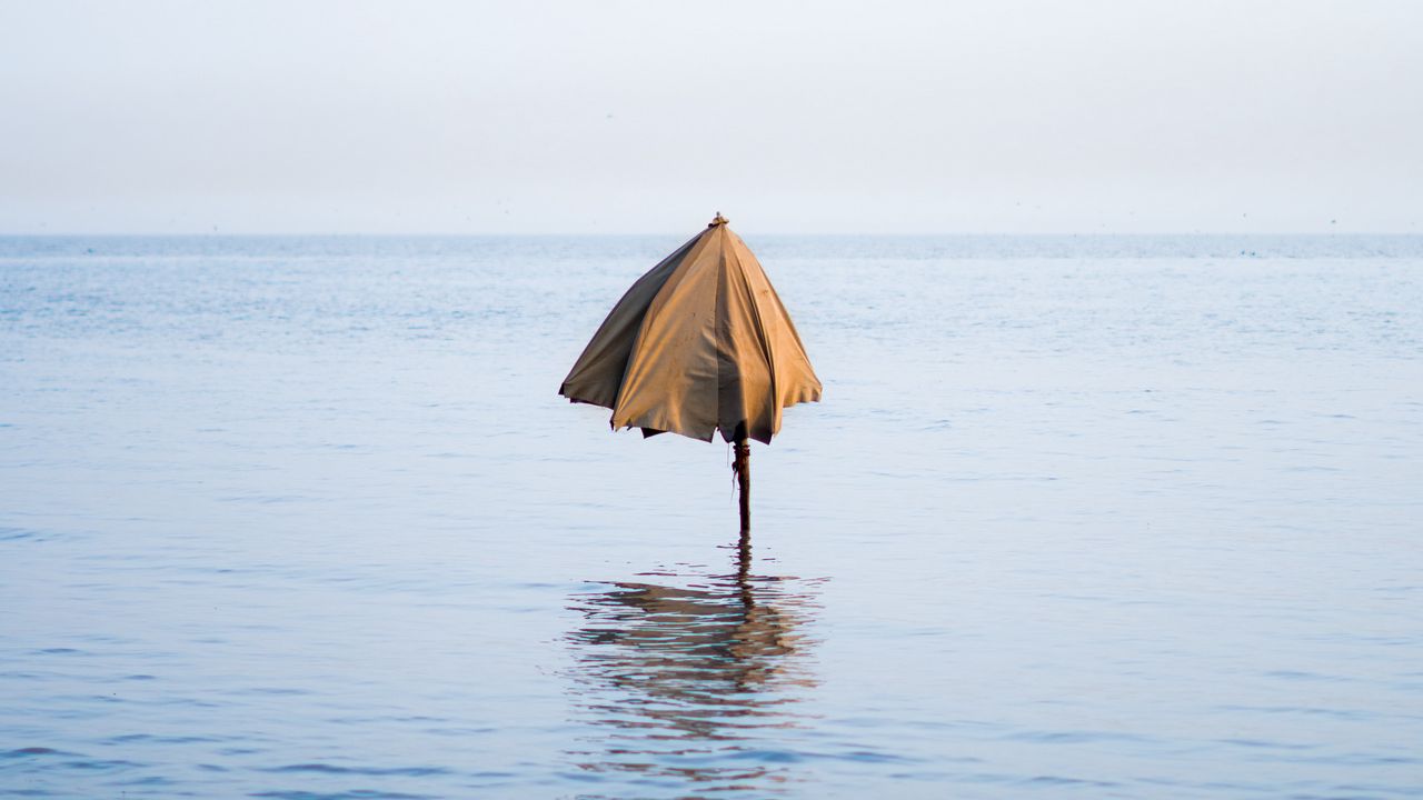 Обои зонт, океан, вода, волны, горизонт