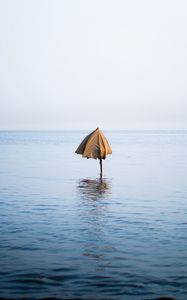 Превью обои зонт, океан, вода, волны, горизонт