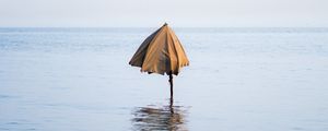 Превью обои зонт, океан, вода, волны, горизонт