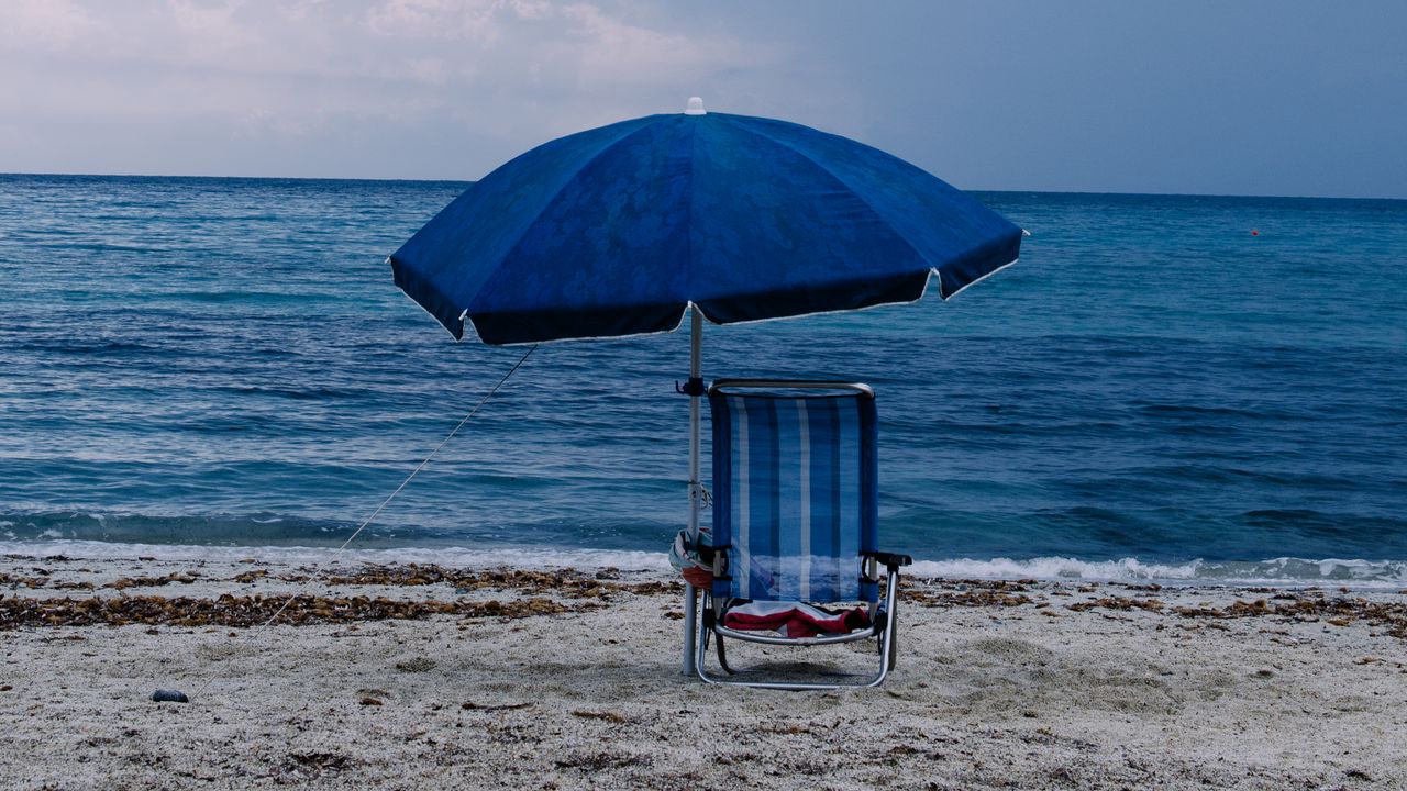 Обои зонт, шезлонг, пляж, море, синий