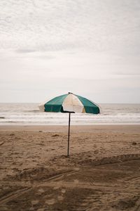 Превью обои зонтик, пляж, море, песок