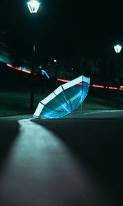 Превью обои зонтик, свет, свечение, ночь, темный