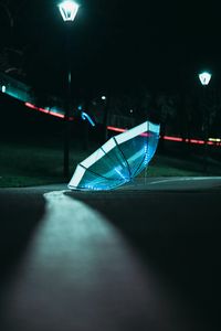 Превью обои зонтик, свет, свечение, ночь, темный