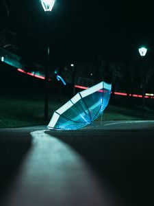 Превью обои зонтик, свет, свечение, ночь, темный